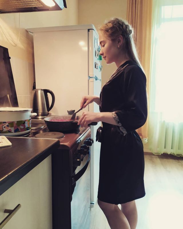 Очаровательная героиня: студентка из Ишима спасла выпавшего из окна малыша