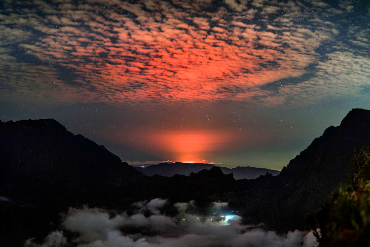 Вулкан Питон-де-ла-Фурнез во Франции: настоящие врата ада Вулкан Питон-де-ла-Фурнез во Франции: настоящие врата ада