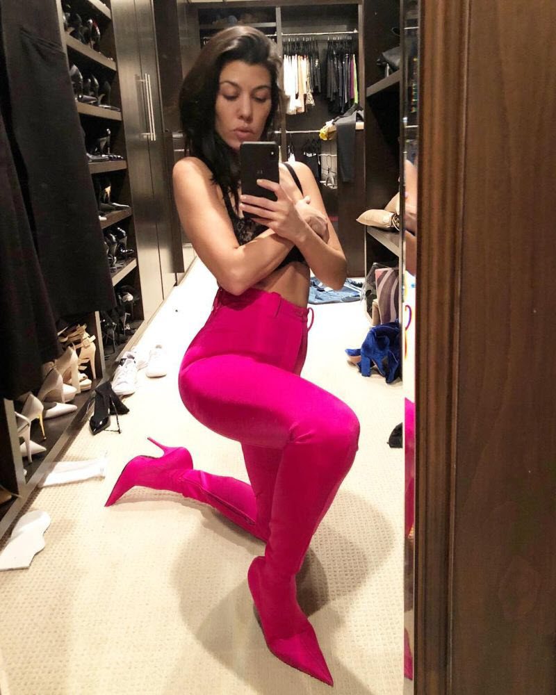 Новая знойная поза знаменитостей "я романтично прикрываю голые титьки"