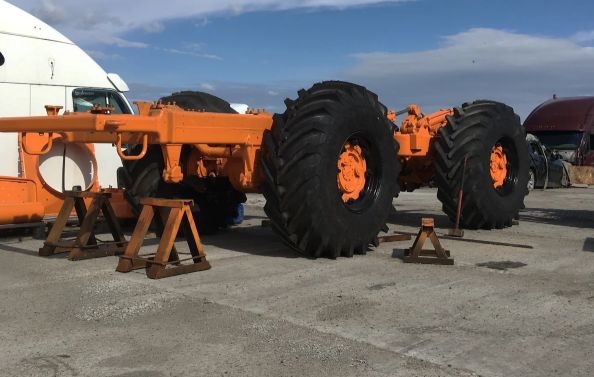 Мужчина приложил титанические усилия и восстановил старый «Кировец»