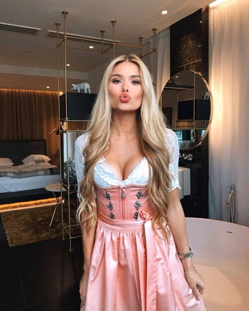 Пышногрудые фройляйн и море пива: как проходит Октоберфест 2019