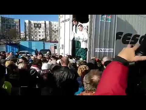 Давка за бесплатной рыбой