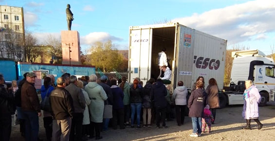 Давка за бесплатной рыбой
