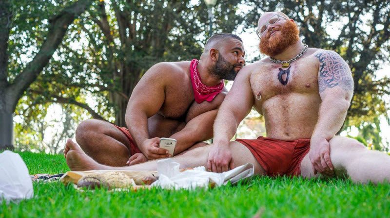 Мать судится с пятью бойфрендами сына