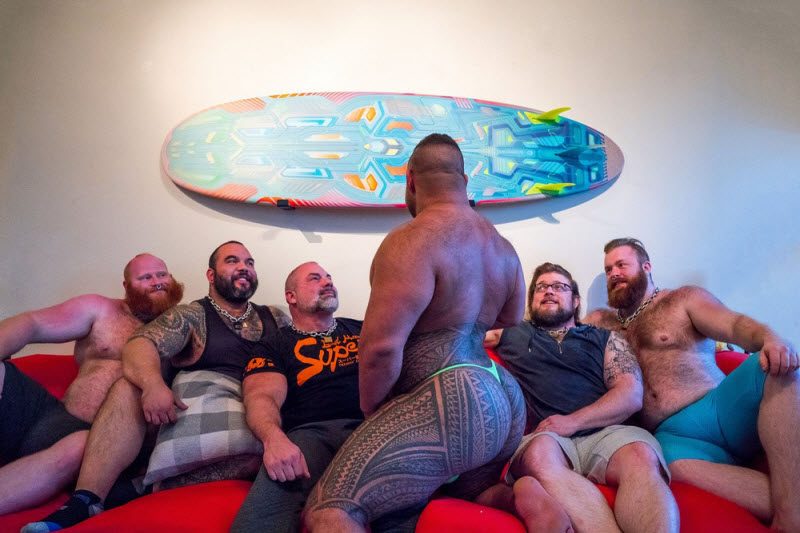 Мать судится с пятью бойфрендами сына