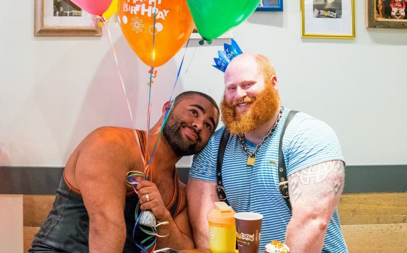 Мать судится с пятью бойфрендами сына