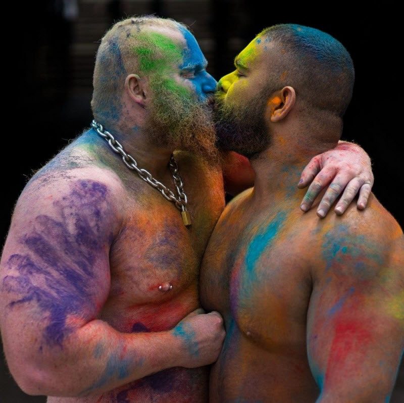 Мать судится с пятью бойфрендами сына