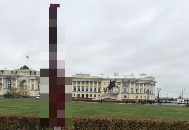 Интересный арт-объект был установлен рядом с конституционным судом в Санкт-Петербурге