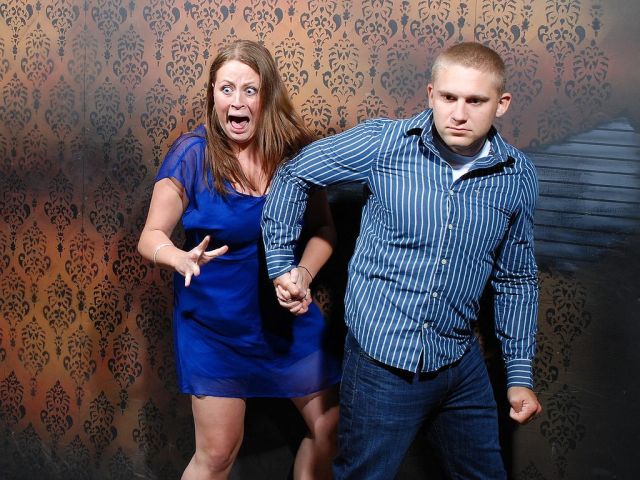 Страшно смешно: фотографии людей, побывавших в комнате страха