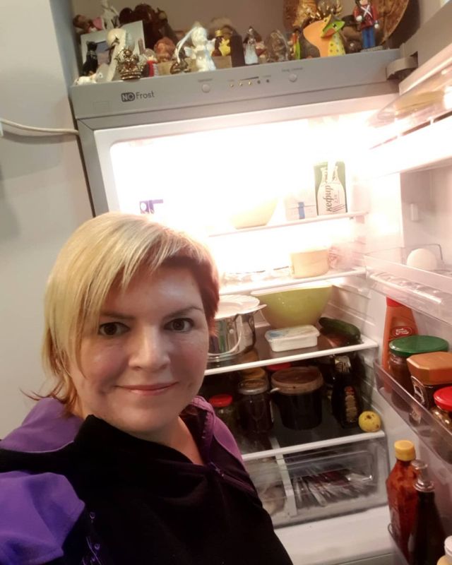 Зампред мурманской ОП решила похвастаться своими деликатесными запасами в холодильнике Зампред мурманской ОП решила похвастаться своими деликатесными запасами в холодильнике