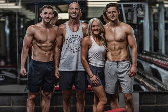 Родители с детьми решили пойти в тренажерный зал и за полгода стали семьей атлетов