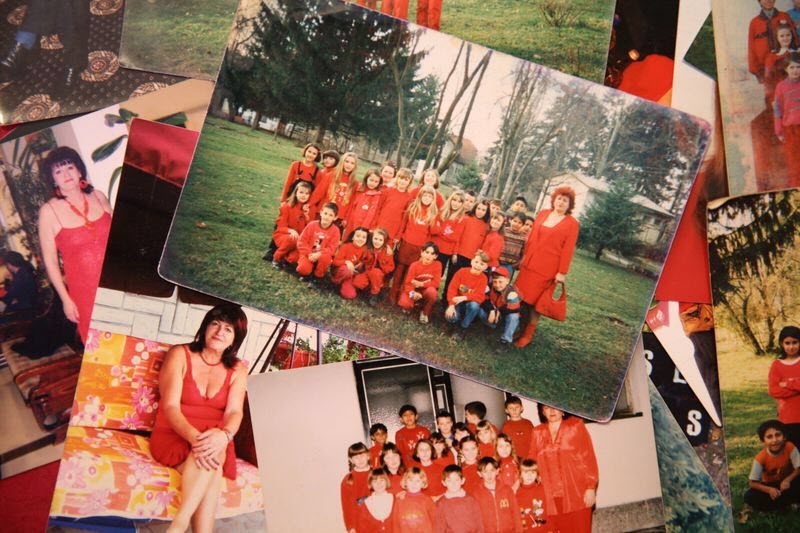 Учительница повернулась на одном цвете - вот уже 50 лет окружает себя красными вещами