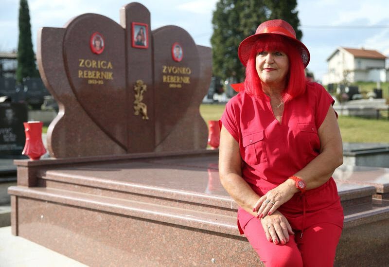 Учительница повернулась на одном цвете - вот уже 50 лет окружает себя красными вещами
