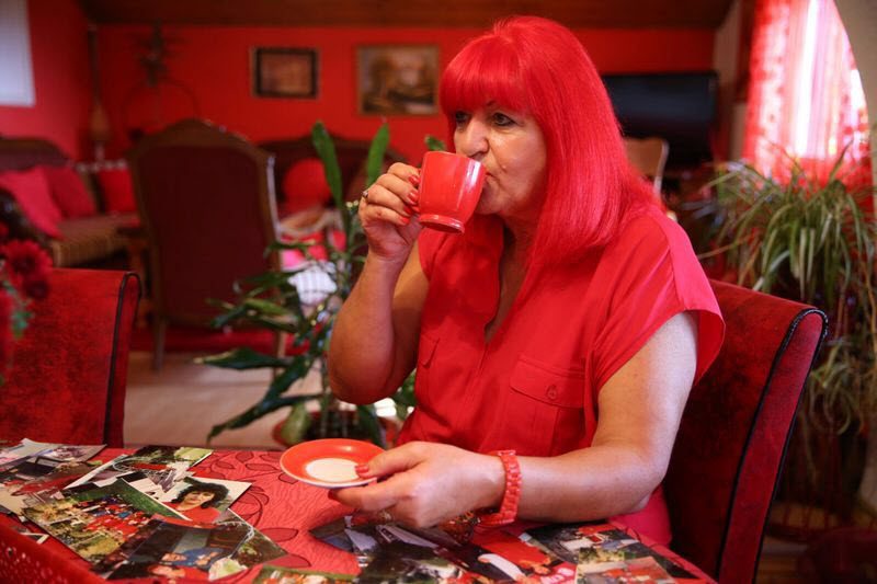 Учительница повернулась на одном цвете - вот уже 50 лет окружает себя красными вещами