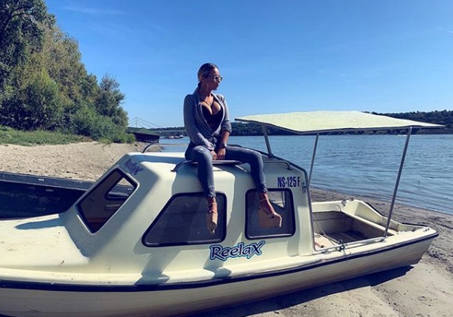 Сербскую Instagram-модель Радойку Кэчман арестовали за хранение оружия для преступной группировки