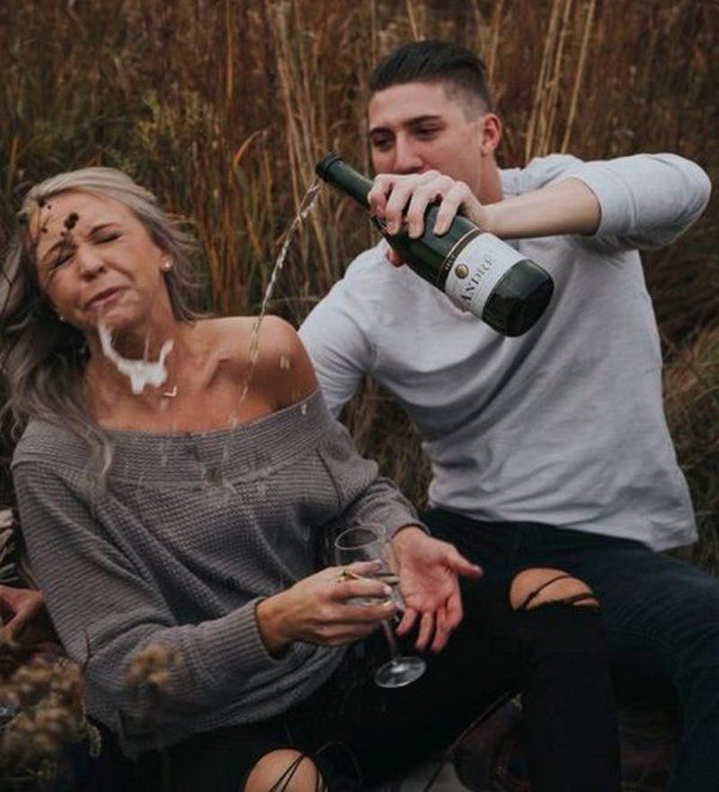 Жених с невестой решили повторить романтичный снимок с шампанским и что из этого вышло