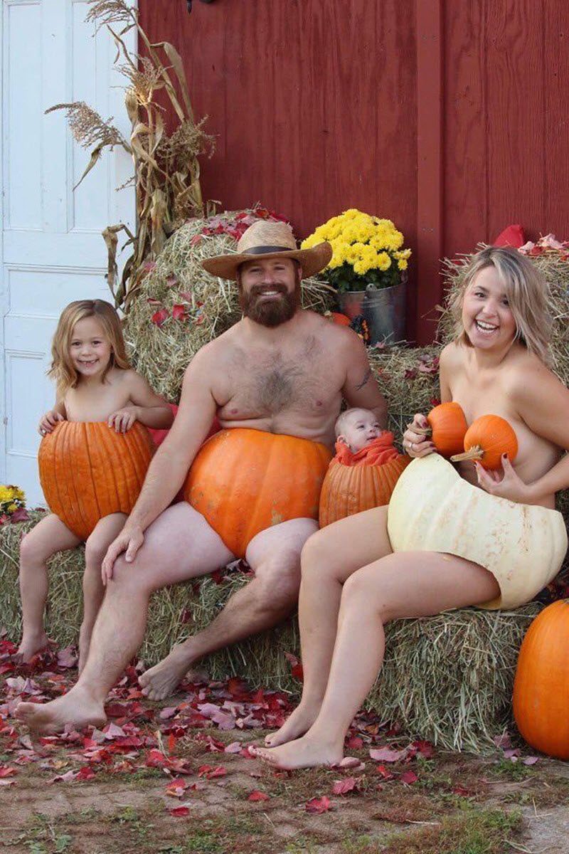 Веселая семейная фотосессия с тыквами вместо труселей и лифчика