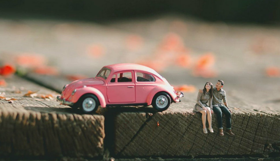 Уменьшенные новобрачные в фотографиях свадебного фотографа из Таиланда