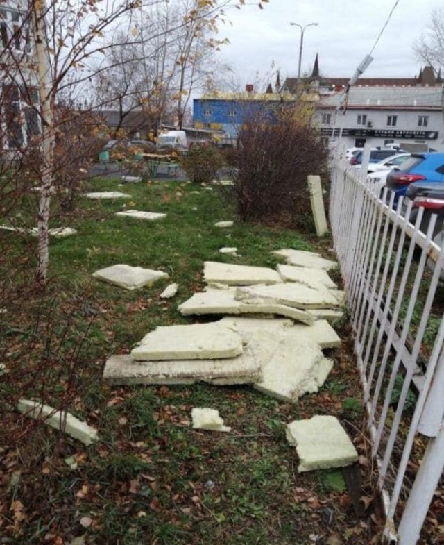 В Екатеринбурге ветер снес часть стены новостройки