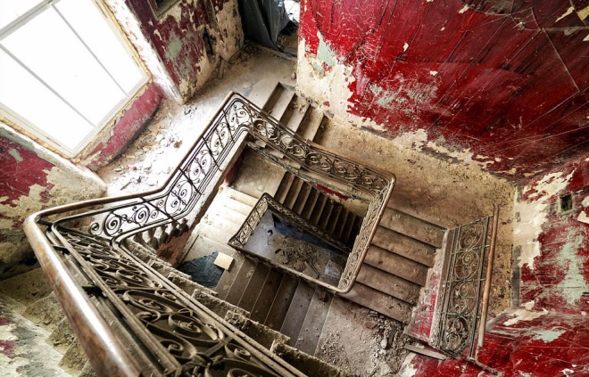 В центре Петербурга стоит полуразрушенная церковь. Почему это круто и что там происходит?