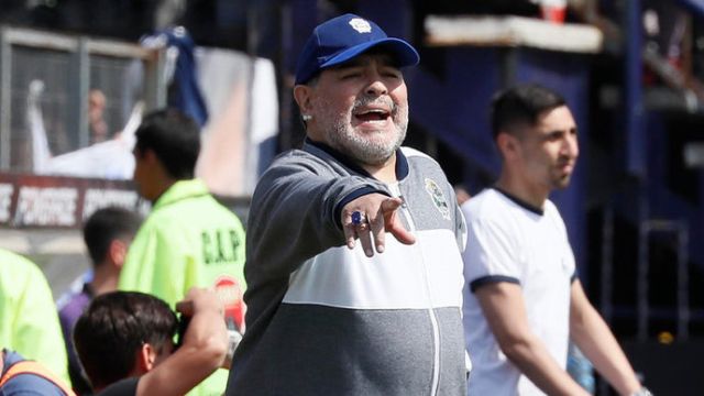 Диего Марадона показал, кто на стадионе "король", но в итоге всех рассмешил