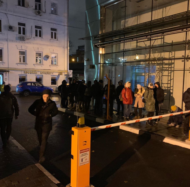 Жажда халявы не знает границ: километровые очереди за бесплатной колонкой