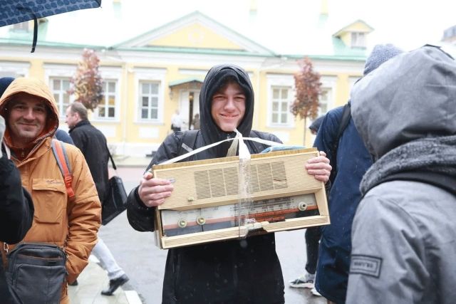 Жажда халявы не знает границ: километровые очереди за бесплатной колонкой