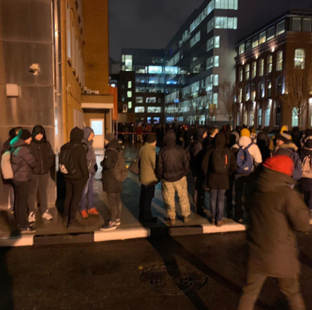 Жажда халявы не знает границ: километровые очереди за бесплатной колонкой