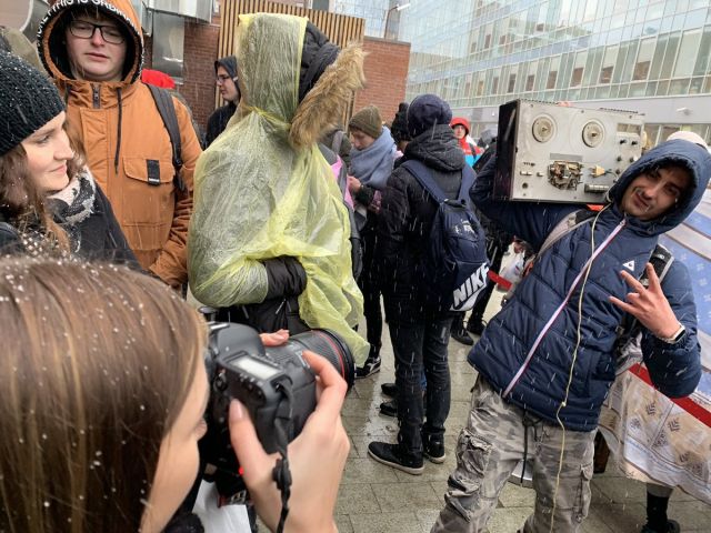 Жажда халявы не знает границ: километровые очереди за бесплатной колонкой