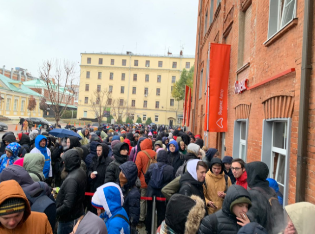 Жажда халявы не знает границ: километровые очереди за бесплатной колонкой