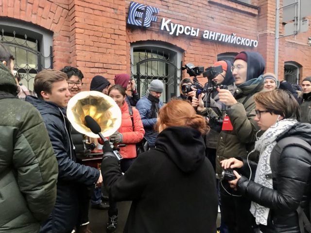 Жажда халявы не знает границ: километровые очереди за бесплатной колонкой