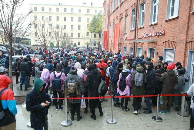 Жажда халявы не знает границ: километровые очереди за бесплатной колонкой