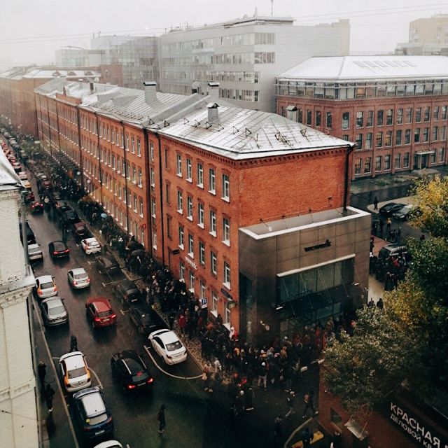 Жажда халявы не знает границ: километровые очереди за бесплатной колонкой