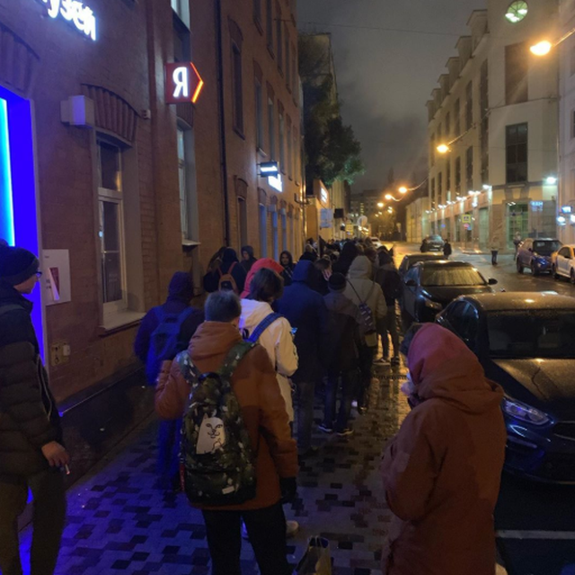 Жажда халявы не знает границ: километровые очереди за бесплатной колонкой