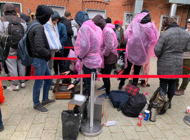 Жажда халявы не знает границ: километровые очереди за бесплатной колонкой