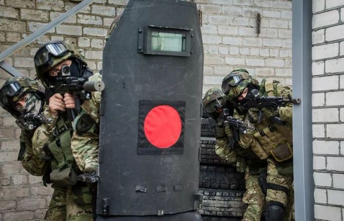 Зачем нужен красный круг на щитах спецназа Зачем нужен красный круг на щитах спецназа