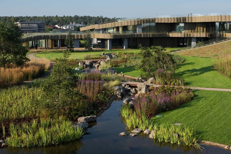 Необычная архитектура дома в сельской местности на берегу Москвы-реки