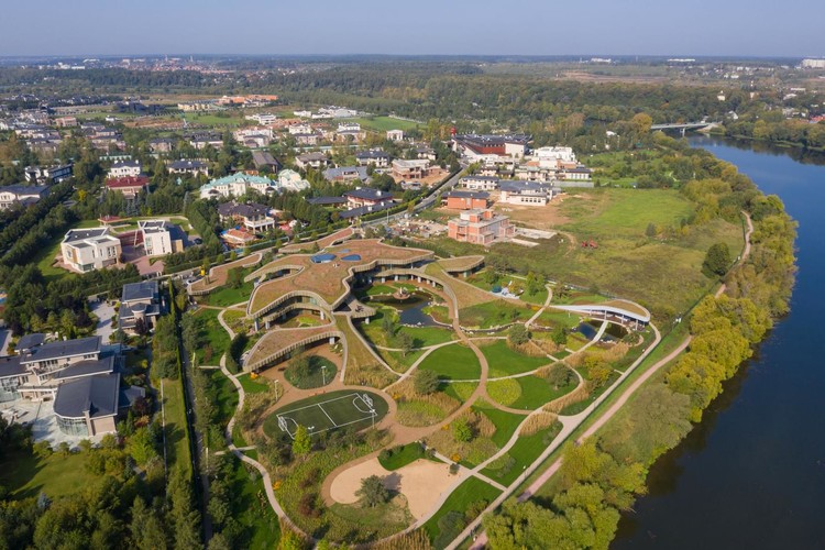 Необычная архитектура дома в сельской местности на берегу Москвы-реки