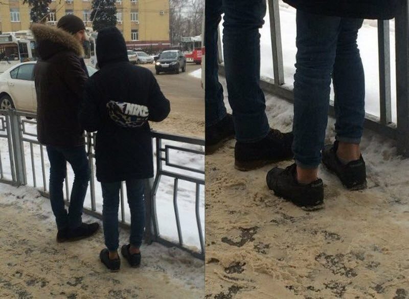 Без носков и с подкатанными штанинами, но зато в шапках