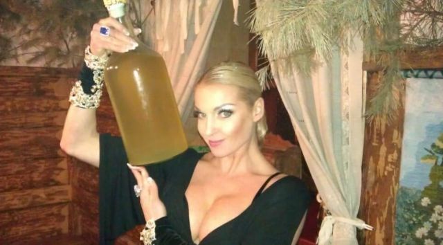 Анастасия Волочкова показала свой фирменный напиток для похудения и шокировала диетолога