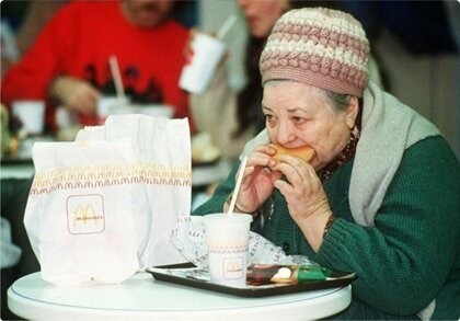 Как в СССР открыли первый McDonald’s: люди не понимали, что едят и почему им улыбаются    