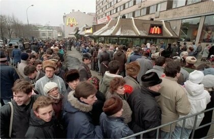 Как в СССР открыли первый McDonald’s: люди не понимали, что едят и почему им улыбаются    