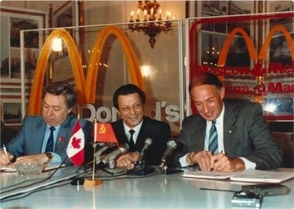 Как в СССР открыли первый McDonald’s: люди не понимали, что едят и почему им улыбаются    