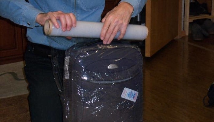 Почему не стоит обматывать чемодан пленкой во время поездки