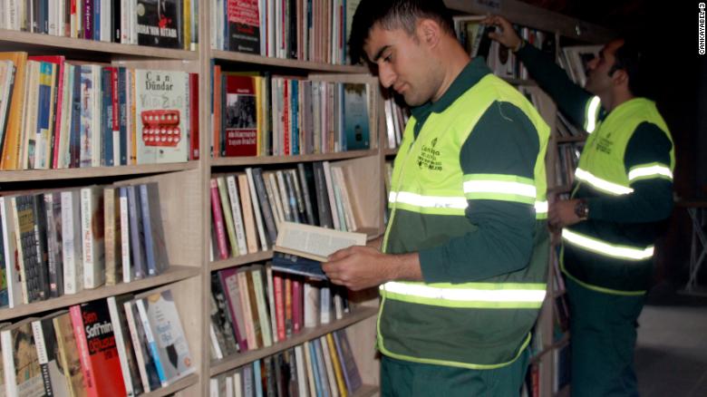 Турецкие сборщики мусора открыли библиотеку из выброшенных книг Турецкие сборщики мусора открыли библиотеку из выброшенных книг