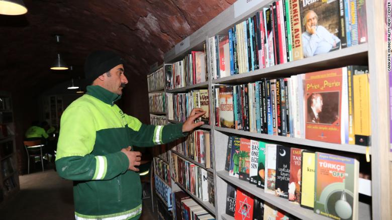 Турецкие сборщики мусора открыли библиотеку из выброшенных книг Турецкие сборщики мусора открыли библиотеку из выброшенных книг