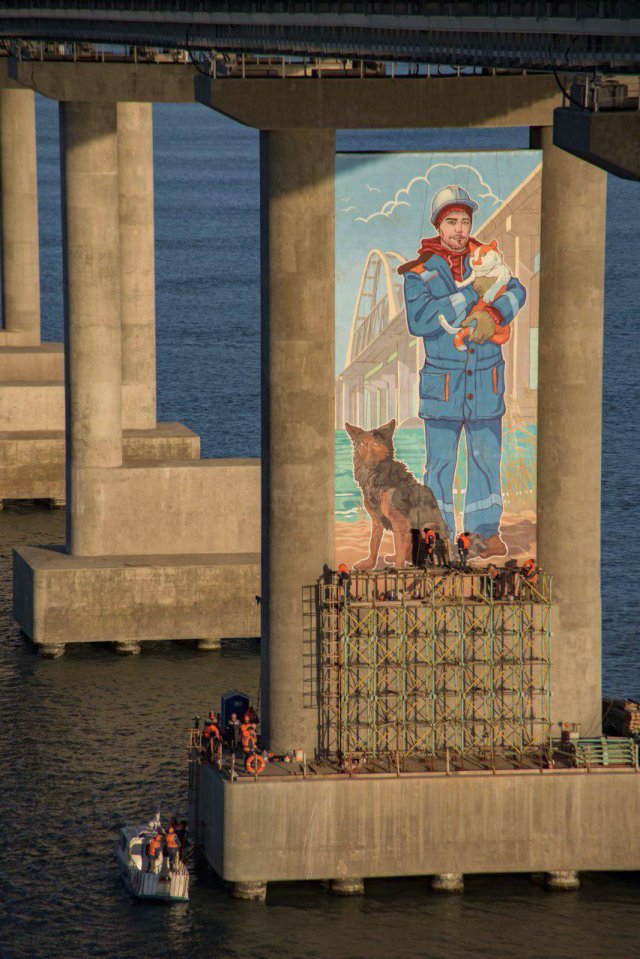 Крымский мост украсили огромным граффити
