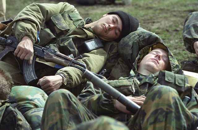 Замучила бессонница? Опробуйте технику 15-минутного сна от российского спецназовца