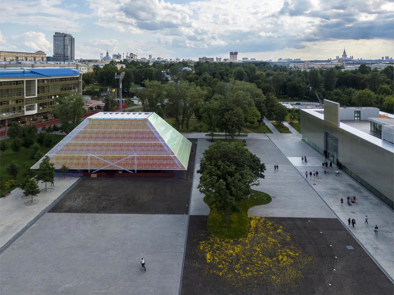 Летний кинотеатр Garage Screen в Москве Летний кинотеатр Garage Screen в Москве