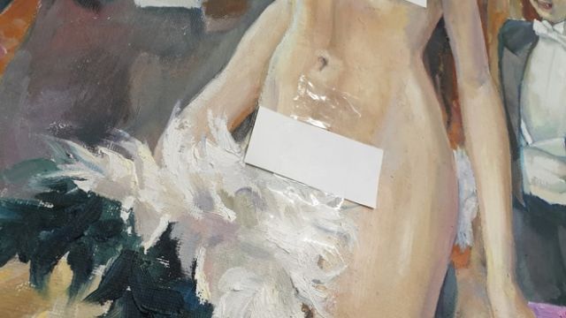 В Екатеринбурге на выставке картины с нагими девушками заклеили стикерами